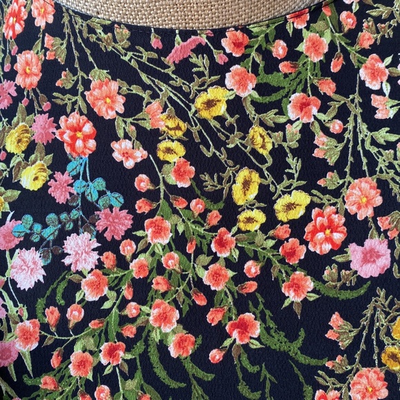 NWOT Zara gorgeous floral blouse w/ a beautiful backing. Stunning floral colors! - Picture 4 of 11